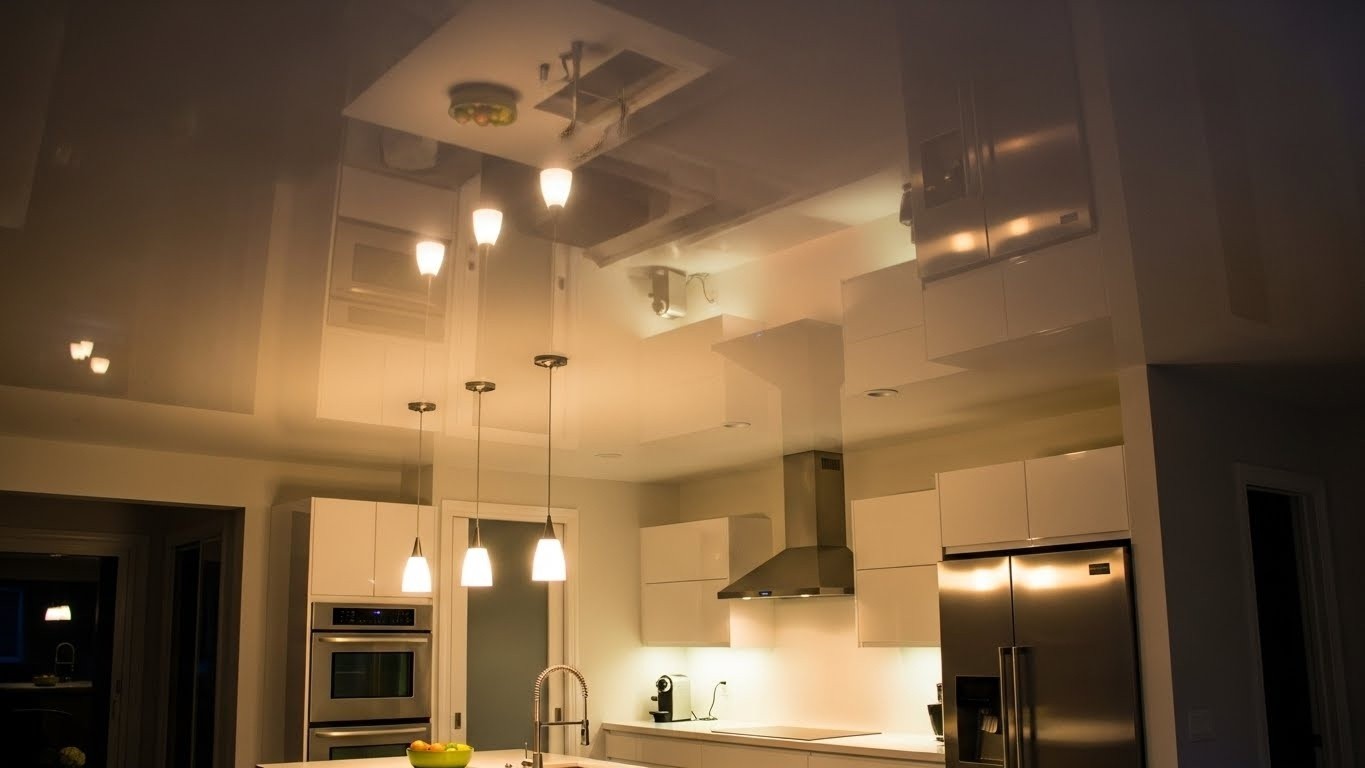 Глянцевый натяжной потолок для кухни