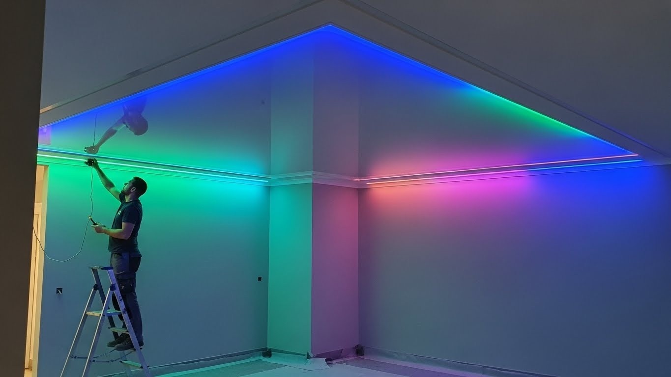 Монтаж натяжных потолков с LED подсветкой с изменяемым цветом