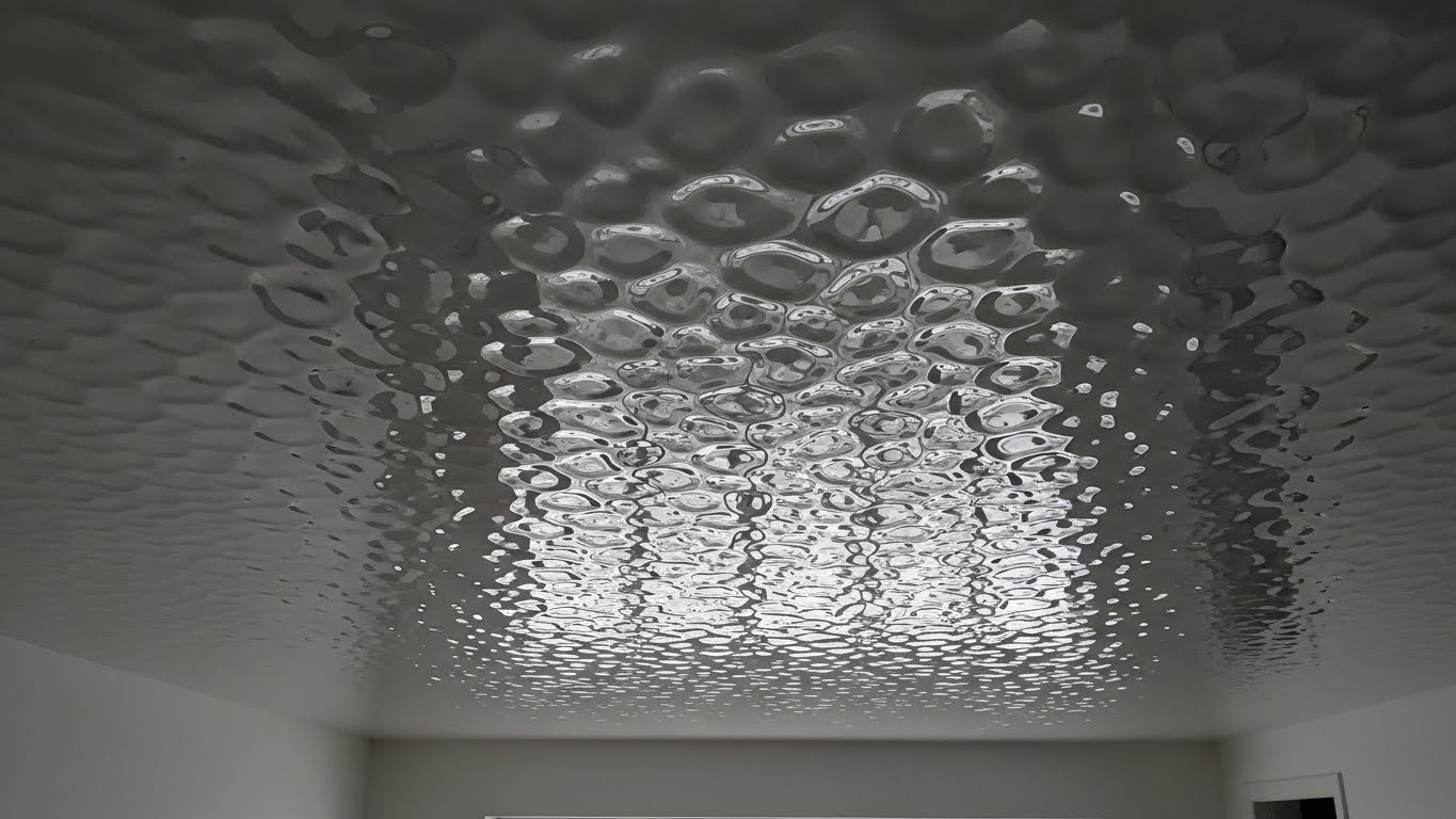 Фактурные глянцевые потолки