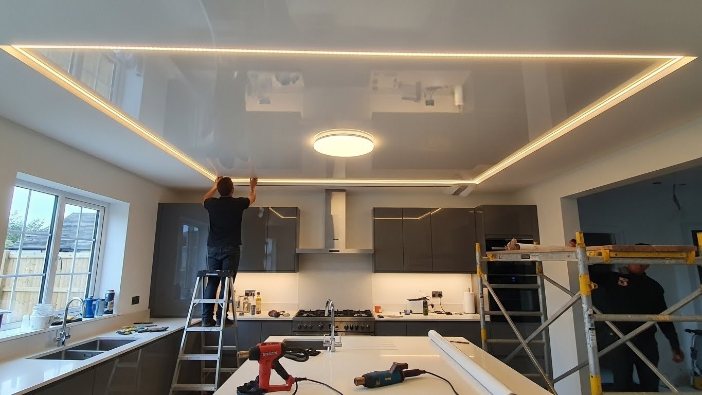 Монтаж натяжного потолка с подсветкой на кухне Натяжной потолок с подсветкой для кухни