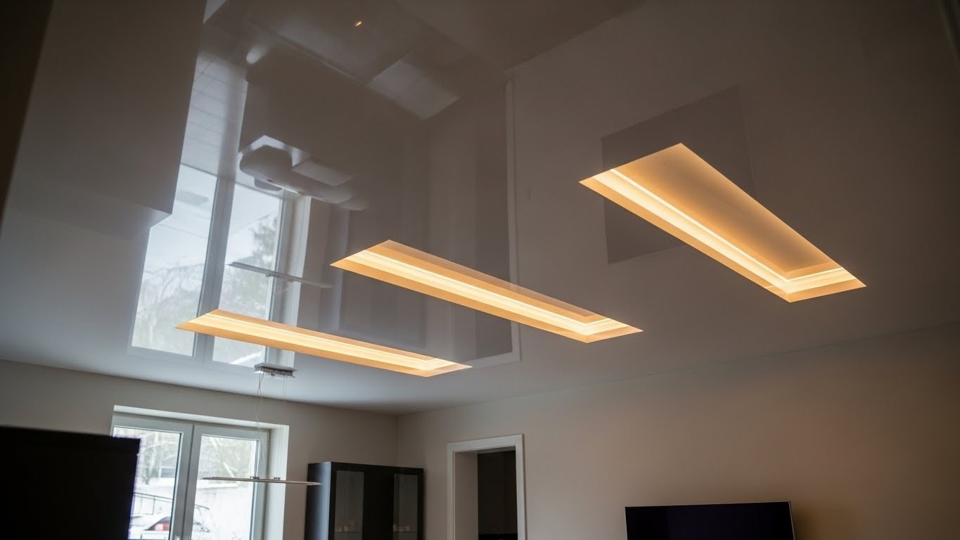 Натяжные потолки с нишами под освещение глянцевые