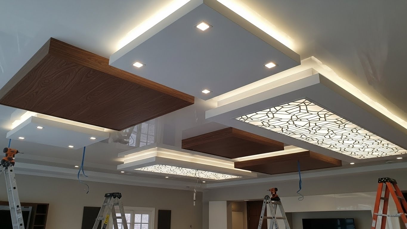 Монтаж многоуровневого натяжного потолка с декоративными панелями Многоуровневый натяжной потолок с декоративными панелями