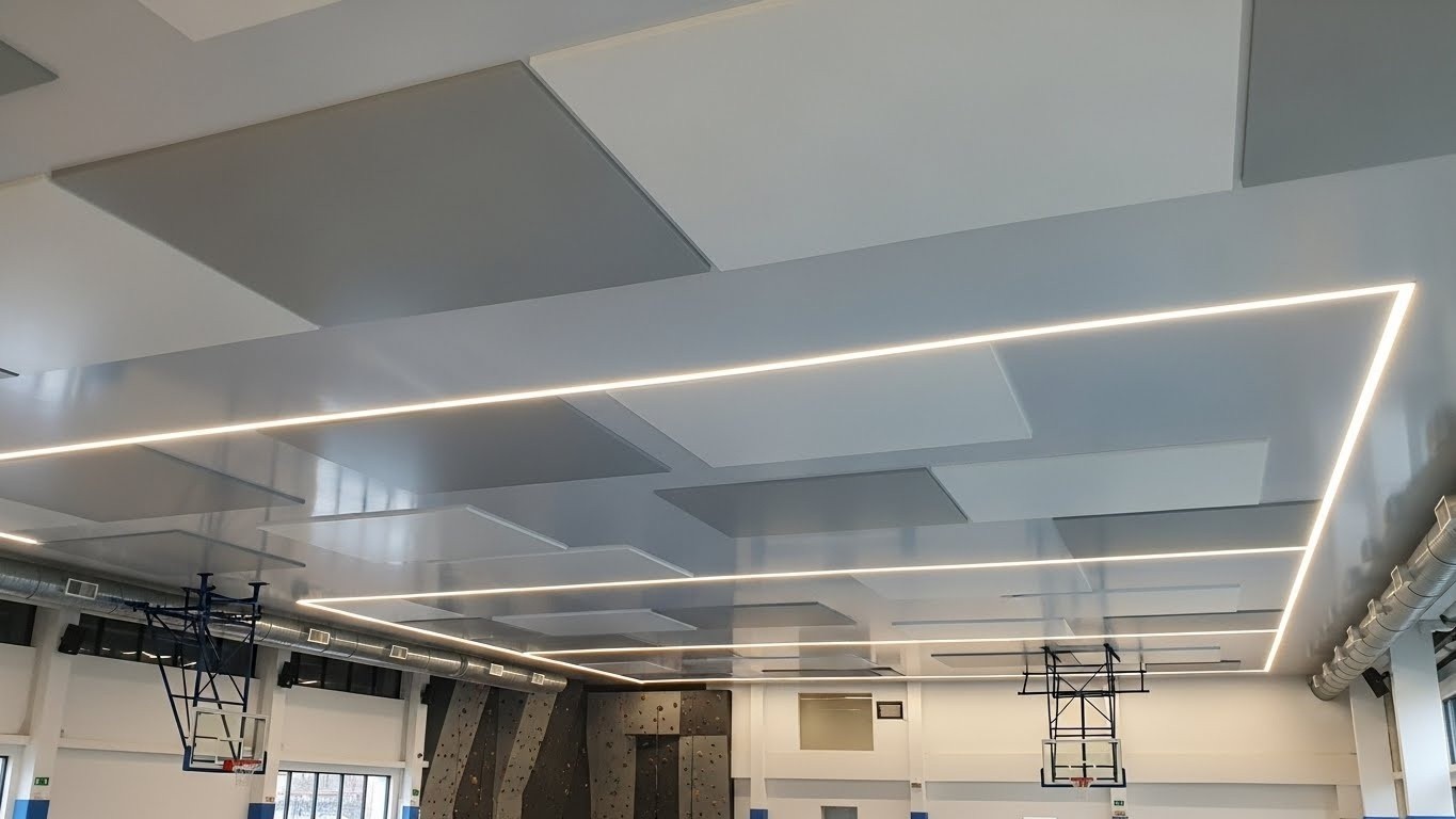 Натяжной потолок в бассейне спортивного объекта